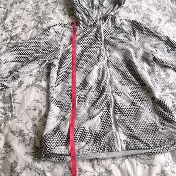 Nike Running Printed Distance Floral Light Jacket - Picture 9 of 14